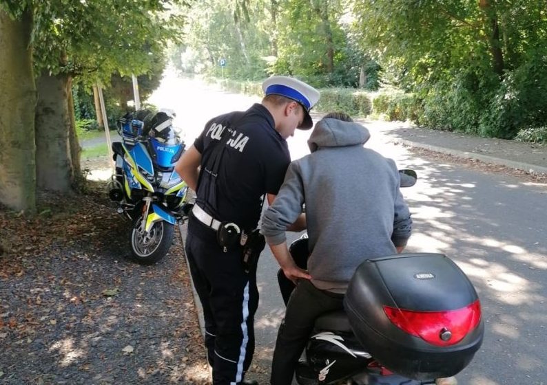  Lwóweccy policjanci ujawnili 22 wykroczenia oraz zatrzymali 5 dowodów podczas akcji Motocyklista