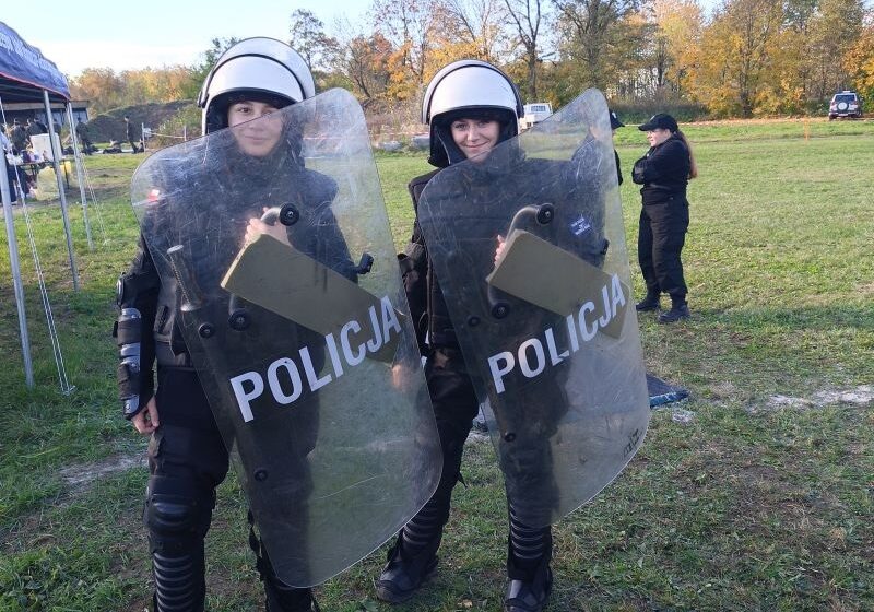  Policjanci wzięli udział w manewrach sportowo – obronnych klas mundurowych w ZSET Rakowice