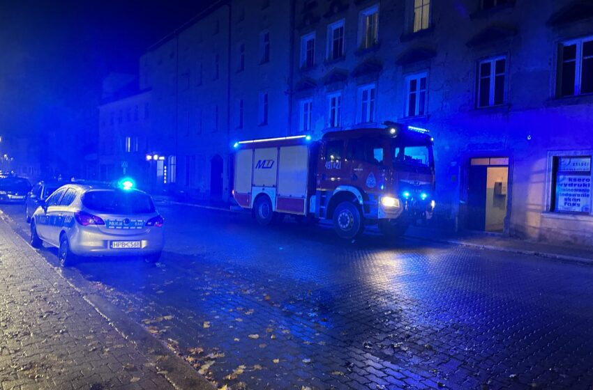  Straz pożarna i policja na Sienkiewicza w Lwówku Śl. Wiemy, co się stało