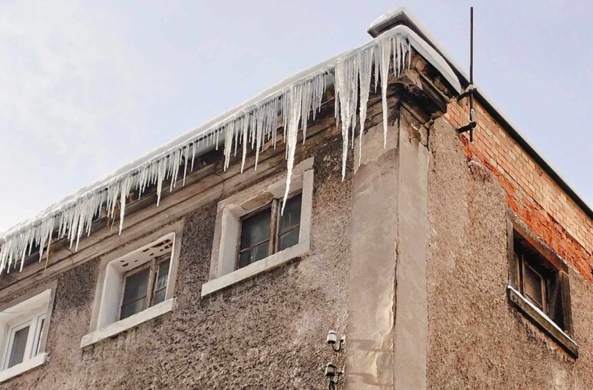  Czytelniczka zwraca uwagę na ogromne sople w Lwówku Śl. – mogą spaść w każdej chwili