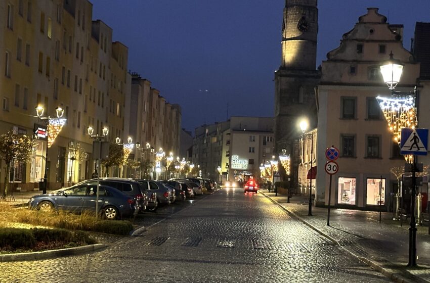  Świąteczne iluminacje pojawiły się na latarniach miejskich w Lwówku Śląskim