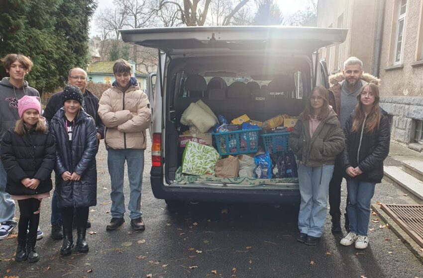  Uczniowie wraz z nauczycielami z SP3 Lwówek Śląski przywieźli karmę dla zwierząt ze schroniska
