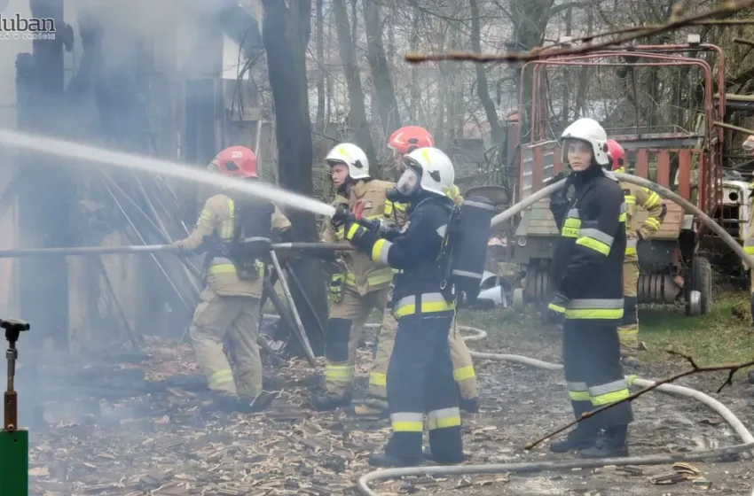  Dramatyczna akcja gaśnicza w Zaciszu. Spłonęły pomieszczenia gospodarcze