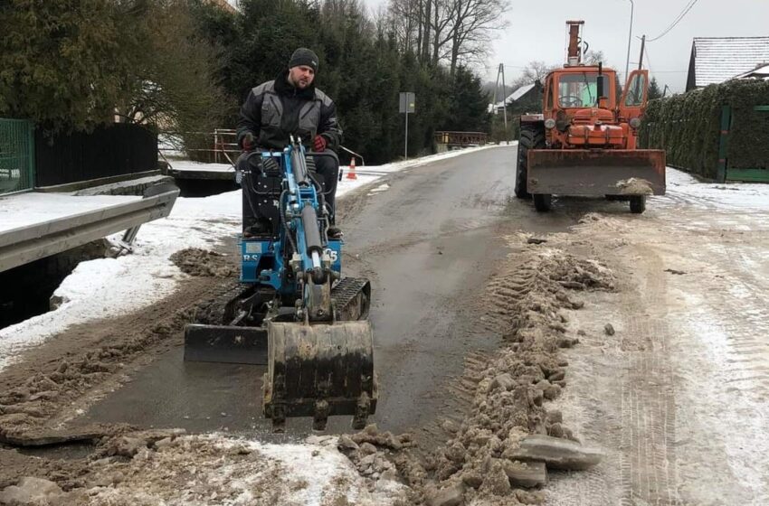 Strażacy z OSP Niwnice usuwali lód z drogi