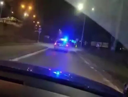  Eskortowali samochód wiozący ciężarną kobietę [VIDEO]