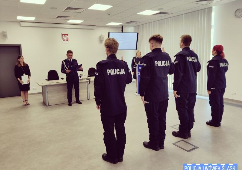 Uroczyste ślubowanie 4 nowych policjantów w lwóweckiej komendzie