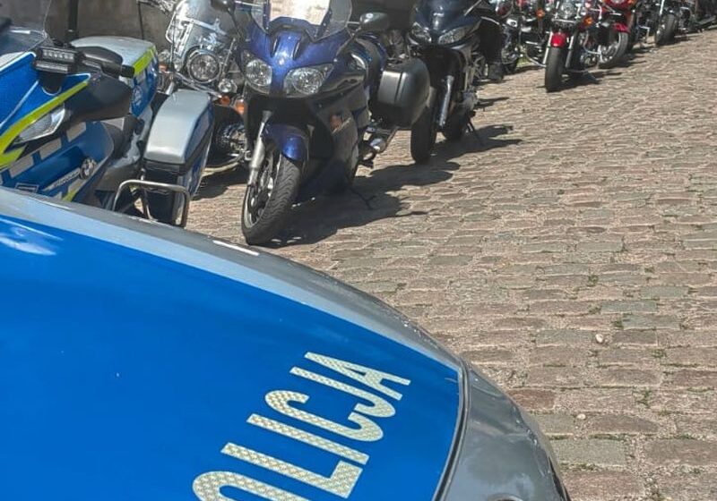 Policjanci zabezpieczali paradę motocyklistów