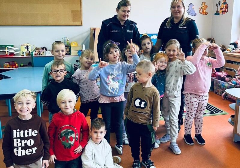Policjanci spotykają się z dziećmi i młodzieżą z powiatu lwóweckiego, by porozmawiać o bezpieczeństwie