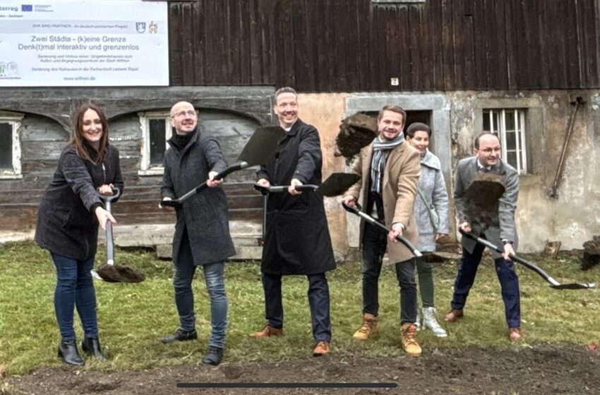 Wmurowanie kamienia węgielnego pod dom szachulcowy – współpraca Lwówka z Wilthen