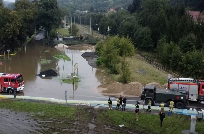 Dwa miesiące po powodzi wojsko wciąż pomaga mieszkańcom Wlenia