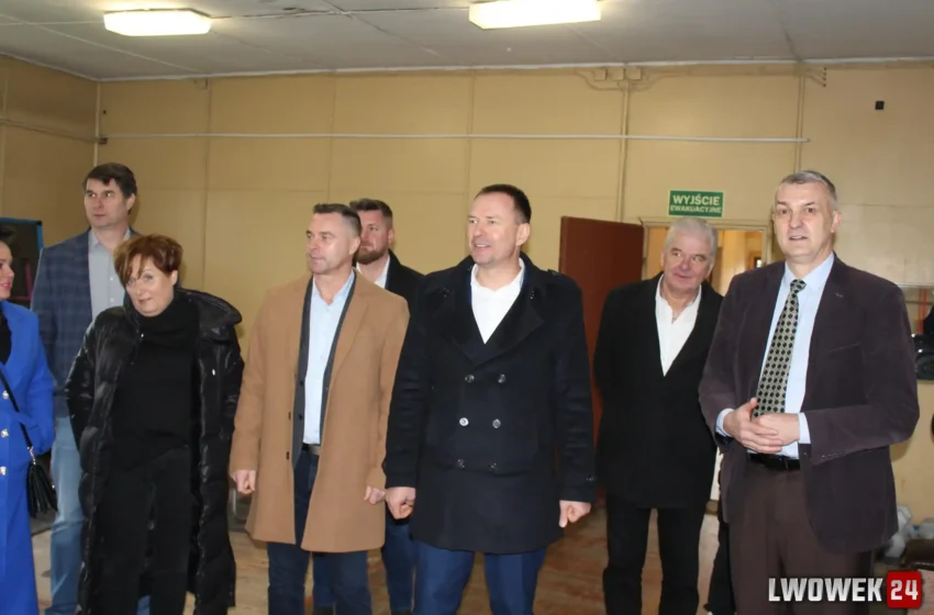 Wiceminister Sportu – Piotr Borys odwiedził Zespół Szkół w Rakowicach. Będzie remont sali!