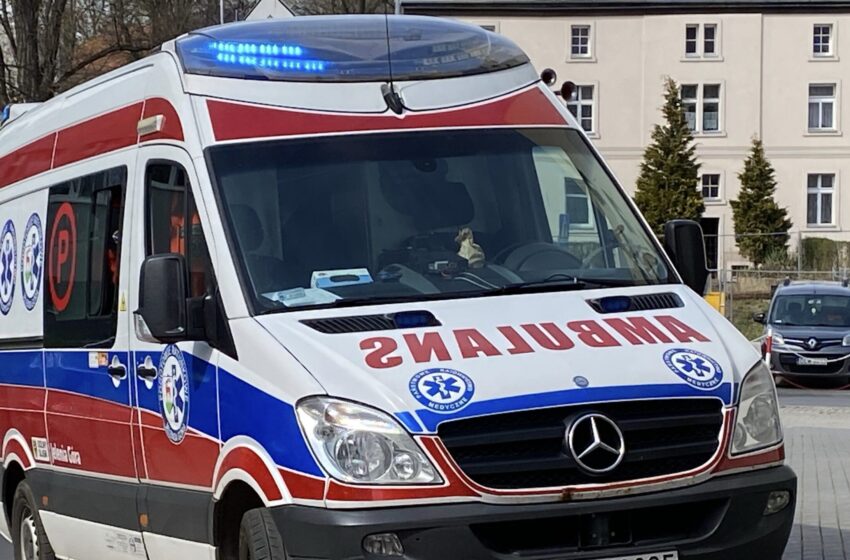 Świeradów. Wypadek na placu budowy, mężczyzna spadł z wysokości. Na miejscu ZRM