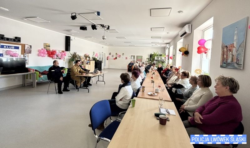 Policjanci podczas spotkań ostrzegają seniorów przed oszustwami