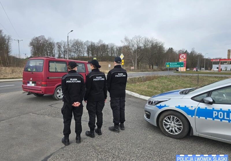  Uczniowie z Rakowic Wielkich poznają tajniki służby w ruchu drogowym