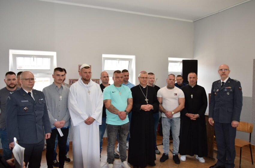 Biskup udzielił Bierzmowania skazanym w Zakładzie Karnym w Zarębie