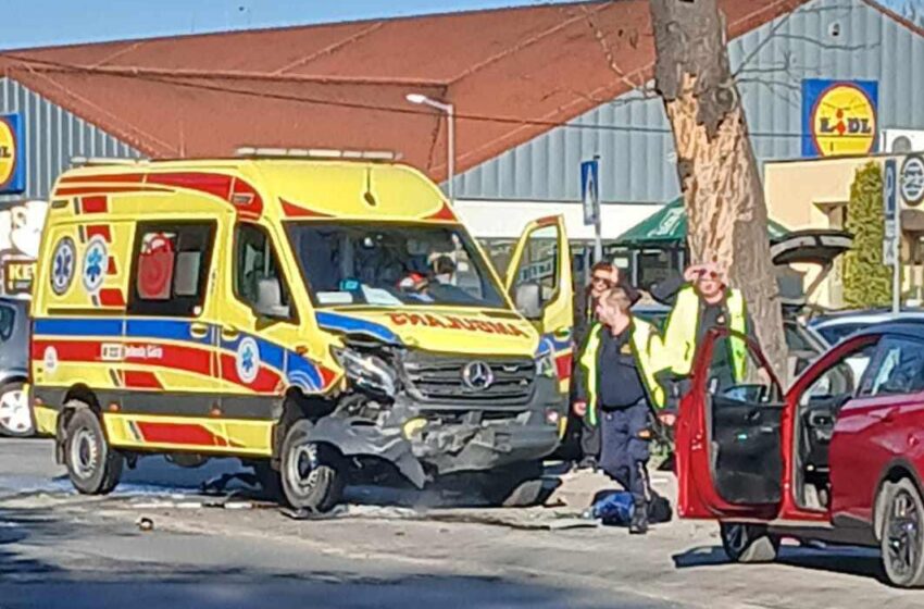  Cieplice: Karetka pogotowia zderzyła się z osobówką