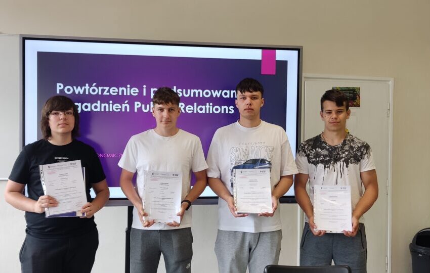 Uczniowie ZSET w Rakowicach Wielkich uczestniczyli w kursie z zakresu Public Relations
