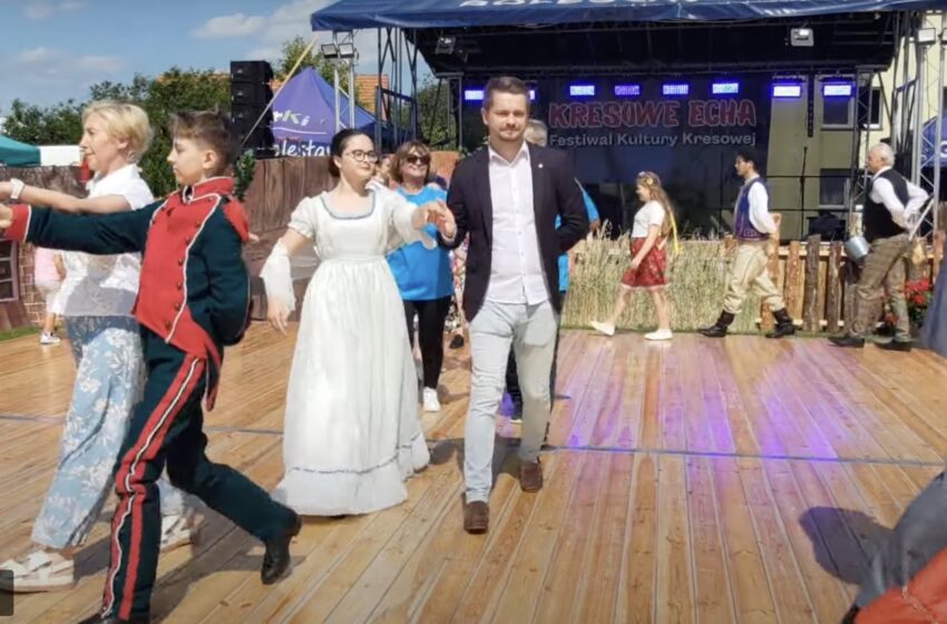  Politycy i samorządowcy zatańczyli poloneza – festiwal „Kresowe Echa” w Żeliszowie. [VIDEO]