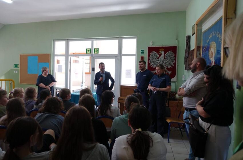 Rozmawiali o hejcie i odpowiedzialności spotkanie uczniów z policjantami i prokuratorem