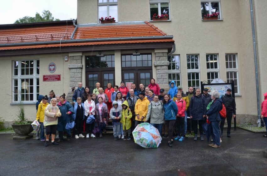  Integracyjny spacer mieszkańców Mirska i Świeradowa-Zdroju. Pomimo deszczu – z uśmiechem i pomysłami