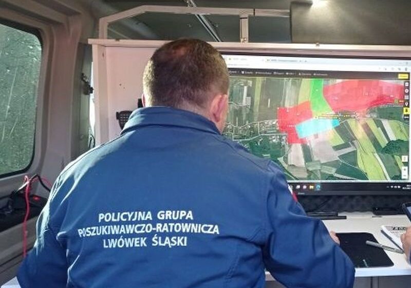  Szybka akcja poszukiwawcza policjantów z powiatu – mężczyzna odnaleziony cały i zdrowy