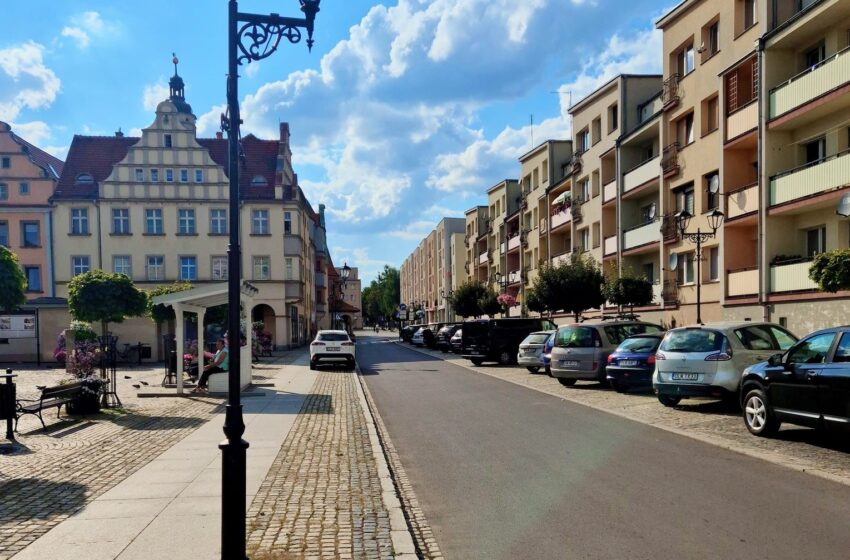  Nowe miejsca parkingowe na dolnym rynku w Lwówku. Co sądzicie?