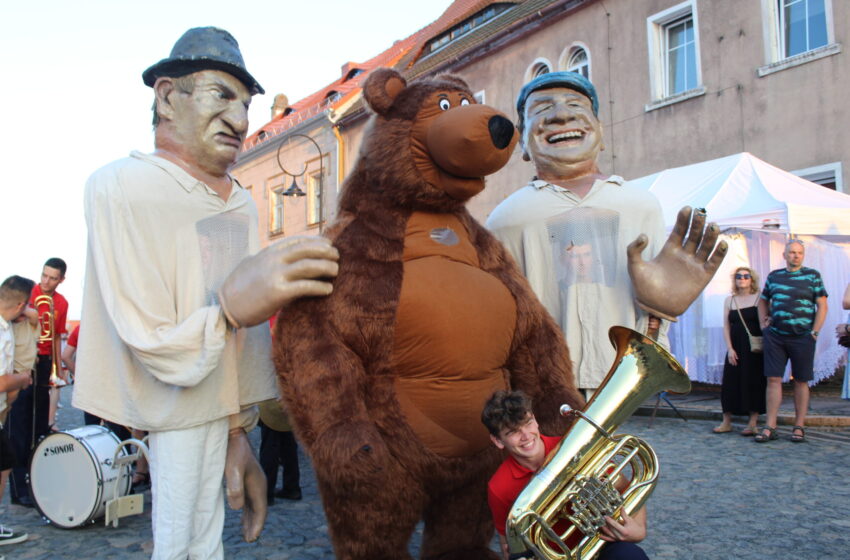  Parada komediantów otworzyła Festiwal Filmów Komediowych w Lubomierzu