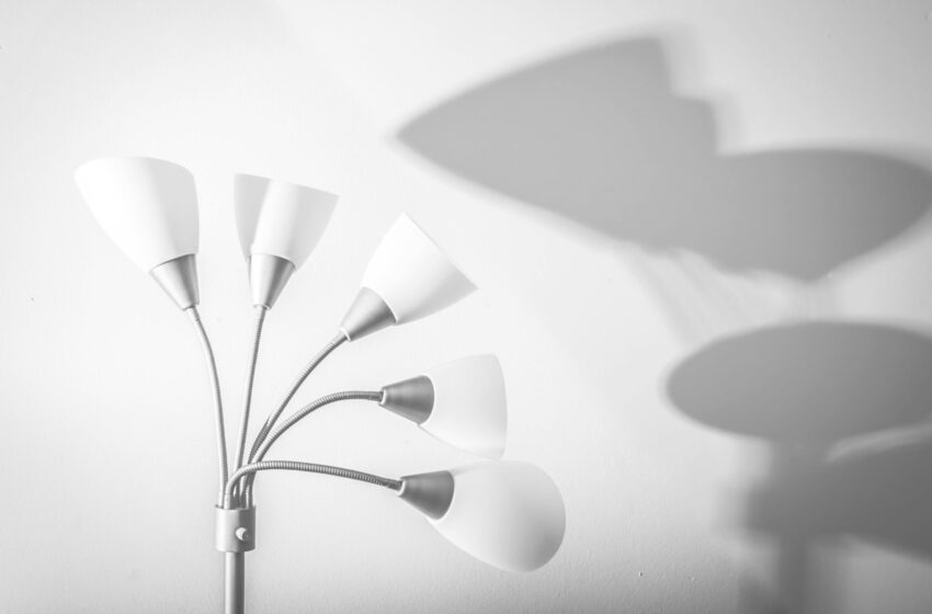  Lampa stojąca w roli dekoracji i źródła światła – inspiracje i pomysły