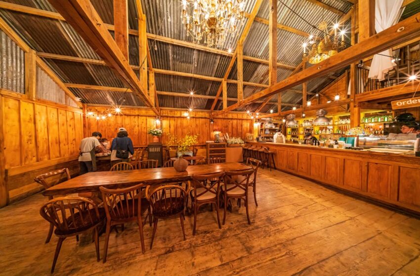  Trendy 2025: jakie stoły królują w nowoczesnych restauracjach?
