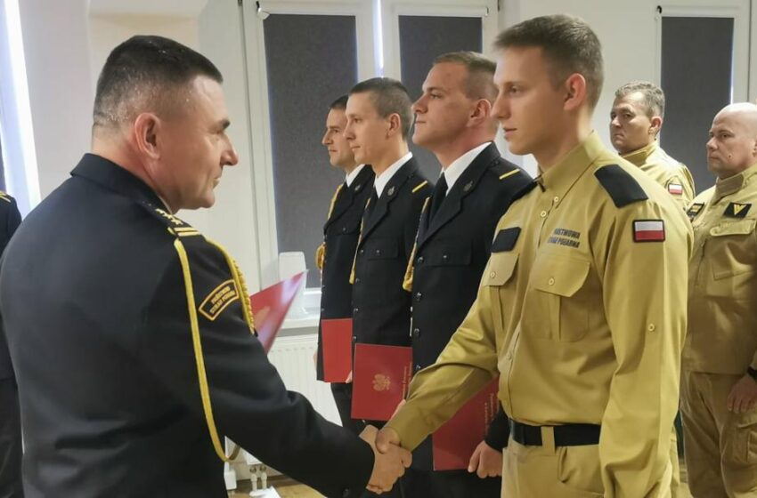  Nowy strażak w szeregach PSP Lwówek Śląski. Uroczysta zbiórka i awanse funkcjonariuszy