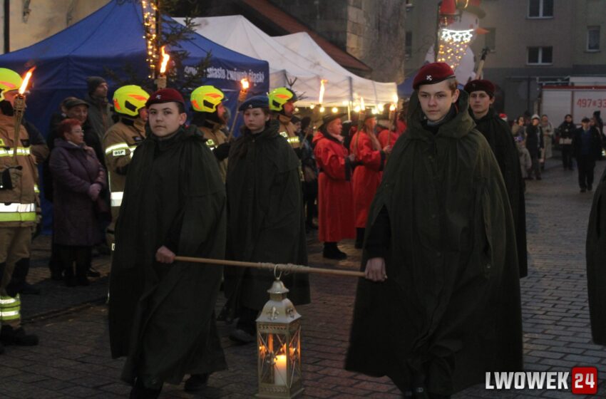  Betlejemskie Światło Pokoju rozświetliło Lwówek Śląski