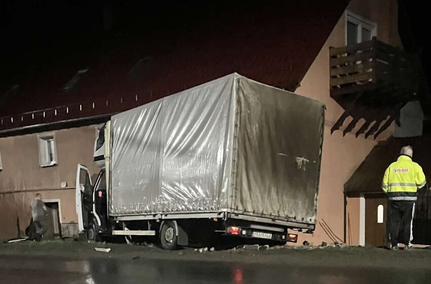  Dostawczak wypadł z drogi i uderzył w budynek. 19-latek stracił panowanie nad pojazdem