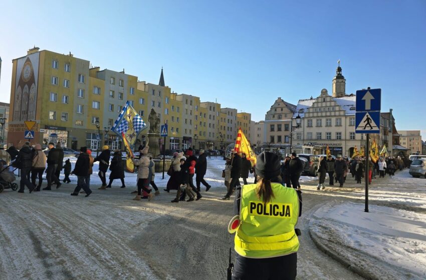  Lwówecka policja i straż miejska dbały o bezpieczeństwo podczas Orszaków Trzech Króli