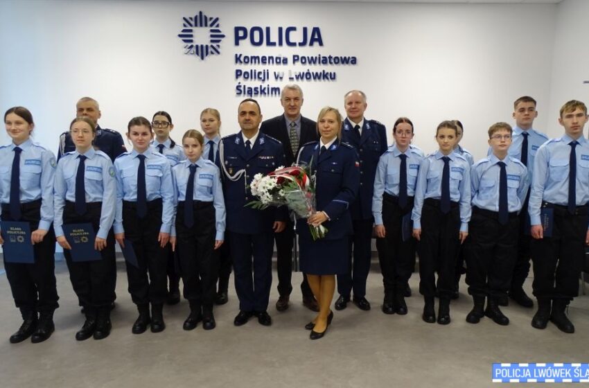  Uroczyste ślubowanie uczniów klasy mundurowej w siedzibie lwóweckiej policji