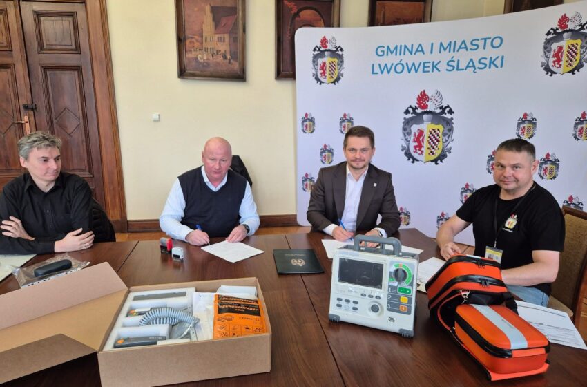  Burmistrz Kobiałka przekazał defibrylator dla Powiatowego Centrum Zdrowia w Lwówku Śl.