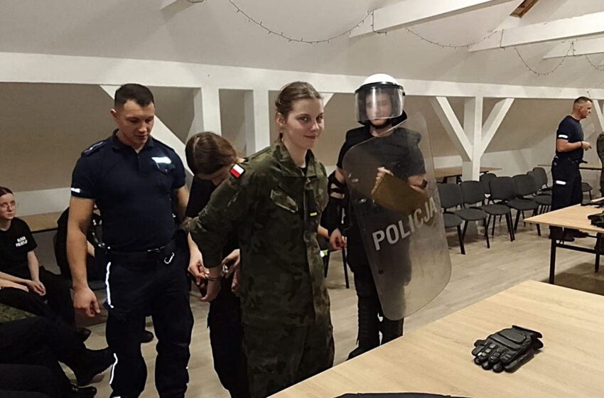  Uczniowie klas mundurowych z powiatu lwóweckiego na obozie szkoleniowym – spotkanie z kłodzkimi policjantami