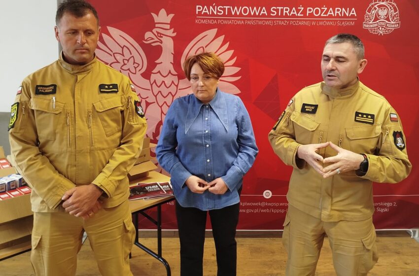  Lwóweccy strażacy przekazali 120 czujek tlenku węgla i dymu