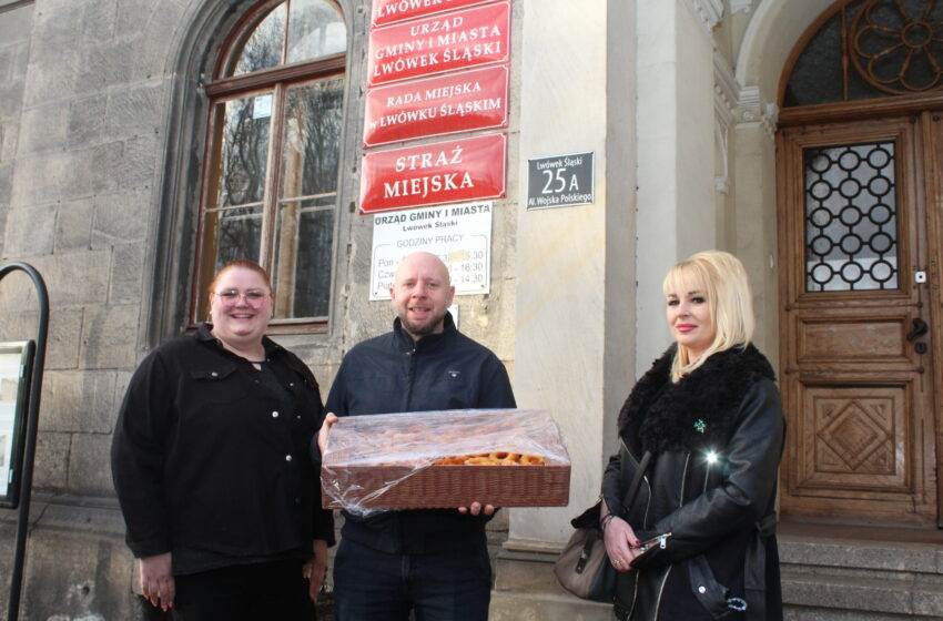  Słodka niespodzianka dla urzędników w Lwówku Śląskim. Mariola Szczęsna wraz z KGW przygotowała im pączki