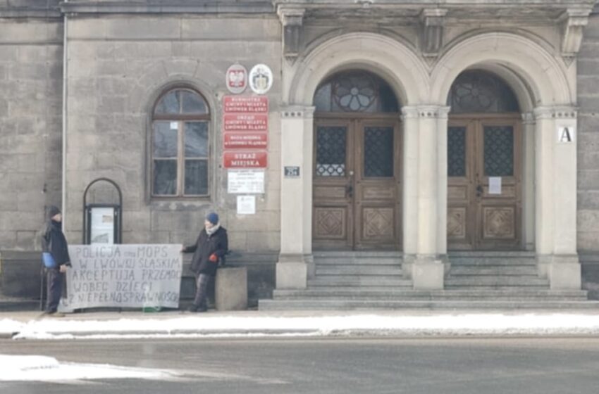  „Policja oraz MOPS akceptują przemoc wobec dzieci z niepełnosprawnością” – taki transparent staną pod lwóweckim urzędem