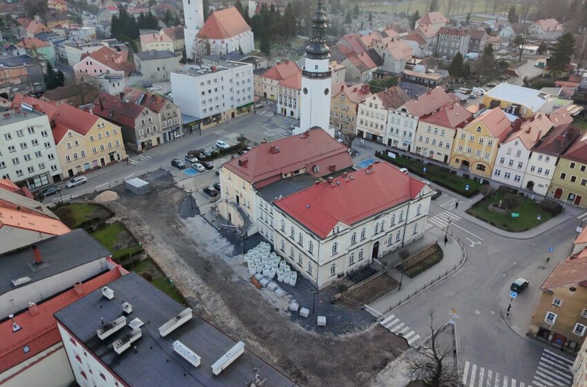  Centrum Mirska zyska nowy deptak i przestrzeń rekreacyjną. Zobacz, jak przebiegają prace