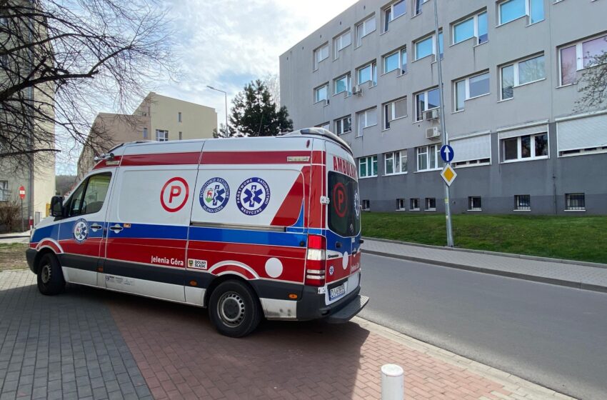  Nieprzytomny mężczyzna przy ulicy w Lwówku Śląskim – interweniowali strażacy