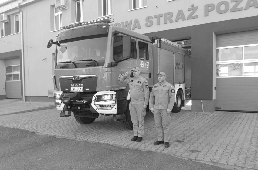  Strażacy z powiatu lwóweckiego oddali hołd zmarłemu strażakowi OSP