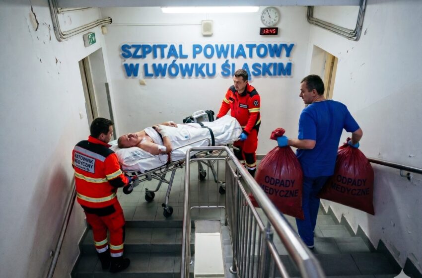  Paraliż w lwóweckim szpitalu. Nie działa winda. Pacjenci po operacjach na klatce schodowej, a obok „wory z bakteriami”