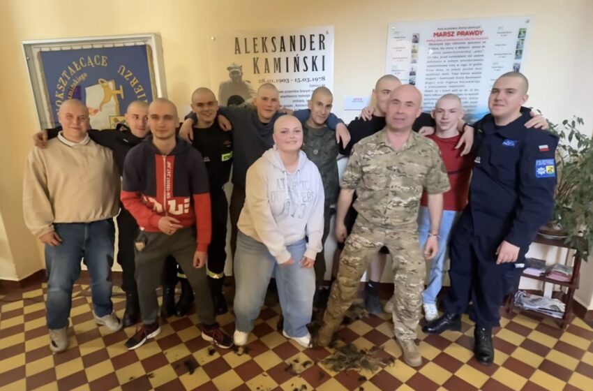 Uczniowie z Zespołu Szkół w Lubomierzu ogolili się na łyso w geście solidarności z chorymi na raka
