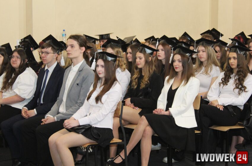  Uroczyste pożegnanie maturzystów ZSOiZ w Lwówku Śląskim: „To nie tylko koniec, to nowy początek”