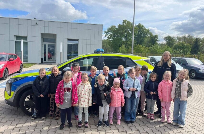 Wyjątkowi goście w lwóweckiej komendzie – uczniowie z Płóczek Górnych poznawali pracę policjantów