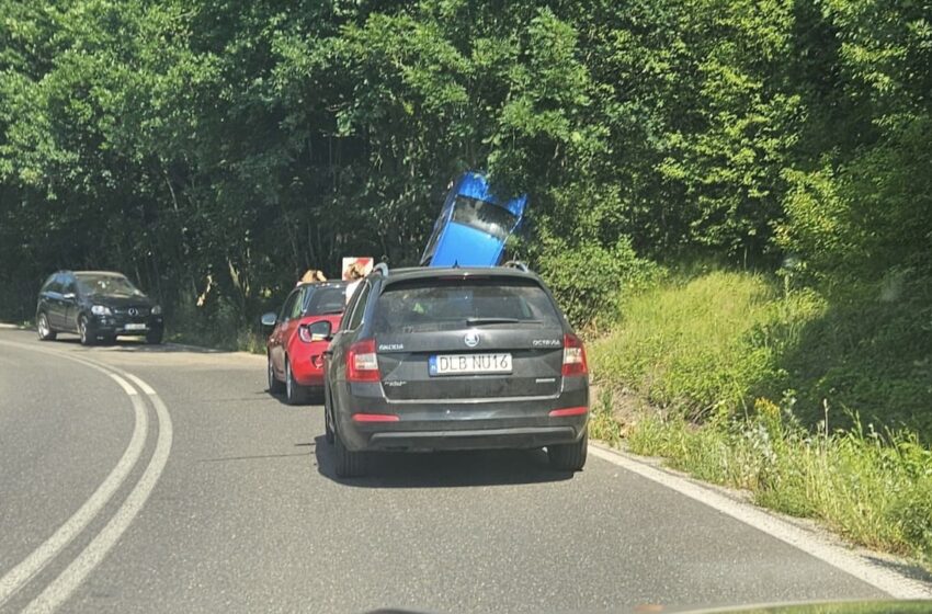  Brunów: Wypadek na DW297. Kierowca nieprzytomny, uwięziony w samochodzie