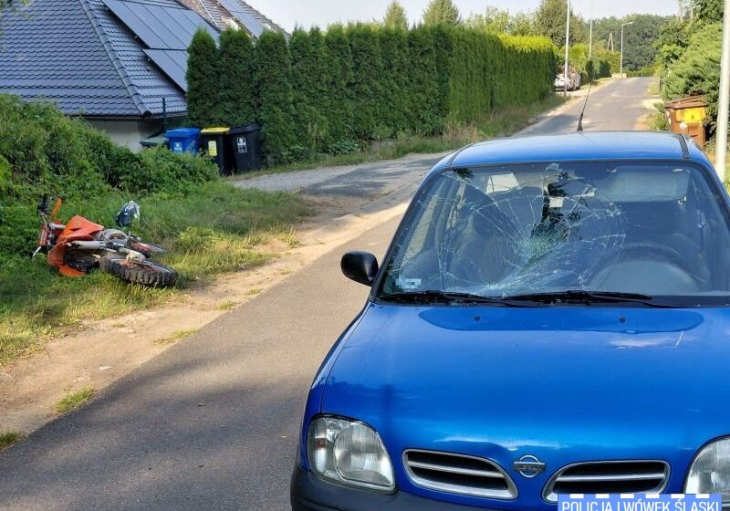  15-latek na crossie próbował uniknąć kontroli. Potrącił strażnika leśnego i uderzył w samochód