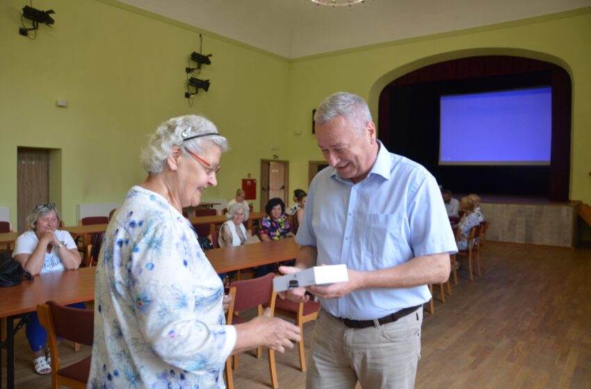 Burmistrz Mirska wręczył seniorom opaski bezpieczeństwa