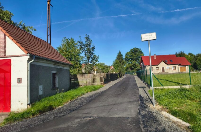  Burmistrz Andrzej Jasiński przekazał dobre wiadomości dla mieszkańców Grudzy. Wyremontowano kolejne drogi
